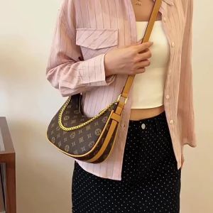 Túi xách nữ in họa tiết retro thời thượng túi đeo nách đa năng túi hình lưỡi liềm mang lại cảm giác chất lượng thích hợp đeo vai hoặc đeo chéo thời trang và hợp xu hướng.