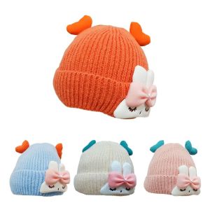 MKEB เส้นใยอะคริลิก หมวกฤดูหนาวฤดูใบไม้ร่วง กันลม อบอุ่นและอบอุ่น หมวกบีนนี่เด็กทารก การ์ตูนลายการ์ตูน หนาขึ้น หมวกสำหรับเด็กแรกเกิด สำหรับกลางแจ้ง