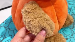 ตุ๊กตาหมีฟักทองบาร์เซโลน่า ตุ๊กตาหมีนุ่มสบายเพื่อนนอนหลับ ของขวัญปีใหม่สำหรับเด็กผู้หญิง