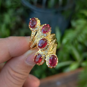 แหวนพลอยทับทิม (Natural Ruby) สีชมพูแดงสวยมาก ล้อมด้วยเพชรCZ ตัวเรือนเงินแท้ 92.5%ชุบทอง ไซส์นิ้ว 55 หรือเบอร์ 7USสินค้ามีใบรับประกันจากทางร้าน