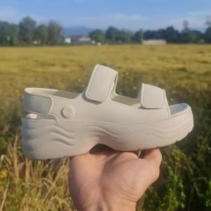 Crocs Skyline Sandal for Women has 5 colors. Womens slip-on sandals. Womens Crocs Shoes Womens high heels Platform shoes Light soft and comfortable to wear.