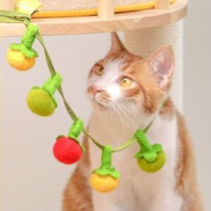 YAZHE การ์ตูน ของเล่นข่วนแมวมะเขือเทศ ตุ๊กตา แบบพกพา สายล่อแมว ของใช้สำหรับแมว พร้อมกระดิ่ง ของเล่นแมวผลไม้จำลองแบบโต้ตอบ ความสุขในตัวเอง