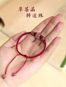 【Ship in 24H】草莓晶转运手链红绳编织女闺蜜招桃花手绳饰品本命年招财水晶手串Strawberry Crystal Transport Bracelet Red Rope Weaving Girls Best Friend Tipskaikao周六文具店20250306