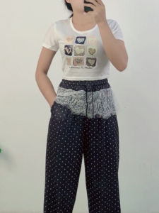 ชุดเซ็ตเสื้อแขนสั้นลายพิมพ์กับกางเกงทรงกว้างสีเทา