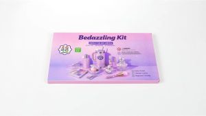 Bộ 48 màu đá trang trí hình thạch resin Redtwo gồm 45.000 viên. Bộ đá trang trí hình vuông mặt phẳng kích thước 3mm dùng để làm đồ thủ công kèm theo 3 lọ keo dán (mỗi lọ 10ml) và các dụng cụ cần thiết dùng để trang trí quần áo sách và giày dép.