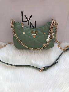 กระเป๋าสะพายข้าง LYN ทรงพอช ขนาด 8 นิ้ว 20 x 13 x 5 cm. มี 2 สาย กระเป๋าประดับหมุดหน้าโซ่ มาใหม่สียีนส์ รุ่นนี้ขายดี พร้อมส่ง