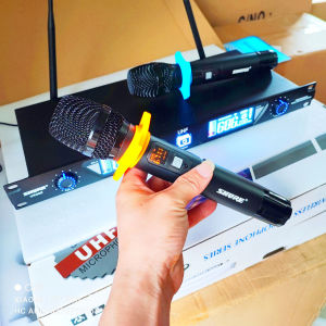 KÈM PIN SẠC Micro Karaoke Không Dây SHURRE UR 26D Cao Cấp Tự Dò Sóng Sạch Cảm Ứng Nhiệt Tự Ngắt Chống Hú Chống Rè Chất Liệu Kim Loại Bền Bỉ micro karaoke