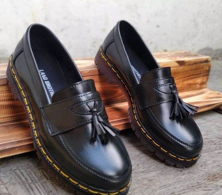 Docmart 2025 slip on