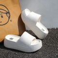 New hot selling simple fashion thick bottom high quality slippers non-slip comfortable classic summer women's shoes. 