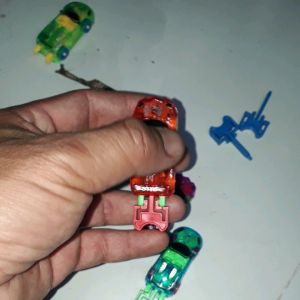 Một chiếc xe ô tô mini chạy bằng chìa khóa lò xo bằng nhựa