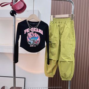 ZANRA ชุดเด็กผู้หญิง ชุดแฟชั่นฤดูใบไม้ผลิและฤดูใบไม้ร่วงสำหรับเด็กผู้หญิง ชุดเสื้อยืดแขนยาวเด็ก + ชุดเอี๊ยมลำลองสองชิ้น เนื้อดี ต้อนรับ Summer