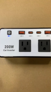ตัวแปลงไฟฟ้าในรถยนต์200W 12V เป็น AC110V พร้อมรูระบายคู่และ USB ชาร์จเร็วสำหรับการเดินทาง Essential การผจญภัยกลางแจ้ง