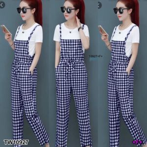 P10927 Set 2 ชิ้น เสื้อยืด + เอี๊ยมจั้มสูทลายสก็อตขายาว Set of 2 pieces: T-shirt + long-sleeved plaid jumpsuit.