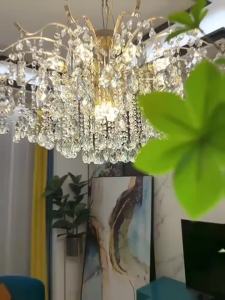 IGDL Luxury K9 Crystal LED chandelier light lamp crystal ceiling light chandelier dining lamp living room Gold 6/10/12/14 lights pendant light home lighting hanging lamp E14 bulb light source