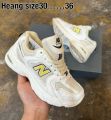 รุ่นNB 530 (Sz.30-36EU) แนะนำเผื่อ 1 ไซส์ สีขาวกกรมท่า เหมาะสำหรับเด็ก ใส่สบาย นุ่มเท้า V67D01. 