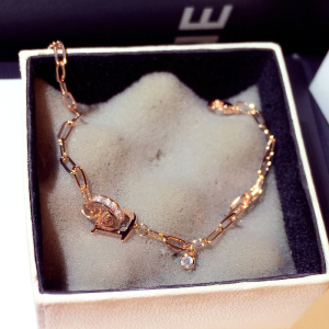 YUKIแฟชั่นใหม่เกาหลีเสน่ห์สร้อยข้อมือสำหรับผู้หญิงซูเปอร์แฟลชจดหมายสร้อยข้อมือกุหลาบสีทองเครื่องประดับของขวัญ