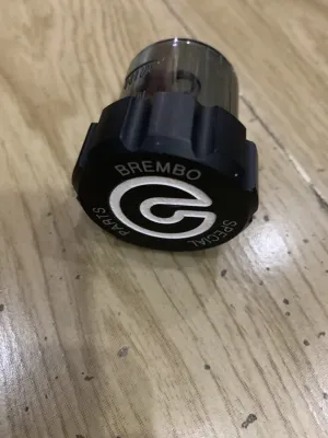 Bình dầu brembo màu đen