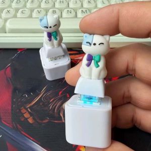 DOUCAI Rechargeable Screaming Goat Key Chain LED-Glowing Sound-Effect Mechanical Key Cap Light Up Switch Charm Anti-Stress Sounding Key Ring Claw Machine