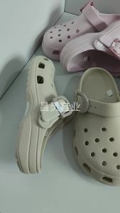 Classic Crocs Colorful clogs with adjustable straps casual slippers beach shoes non-slip comfortable sandals leather wholesale