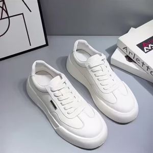 รองเท้าผู้ชาย 2025 รองเท้าผู้ชายฤดูใบไม้ร่วงใหม่ รองเท้าลำลองอเนกประสงค์ รองเท้าผ้าใบหนังแท้พื้นหนา รองเท้าสีขาวทันสมัยสำหรับผู้ชาย 5332[ จัดส่งฟรี ]