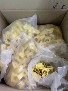 ( ยกลังแพค600ตัว) ก้ามปูเหลือง ขนาด 3/8 นิ้ว BUN ก้ามปูจับท่อไฟ จับท่อร้อยสายไฟ ก้ามปูยึดท่อพีวีซี ข้อต่อพีวีซี PVC ส่งไว ส่งทุกวัน ถูกคุ้ม ราคาโรงงาน ออกใบกำกับภาษีได้