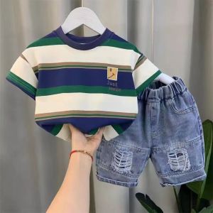 เสื้อยืดผู้ชายพิมพ์ลายใหม่2026ฤดูร้อนเสื้อลำลองทรงหลวมแฟชั่นลายทางอเนกประสงค์