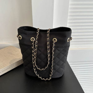 NQshop พร้อมส่งในไทย   กระเป๋าสะพายแฟชั่นผู้หญิง เป็นงานมาใหม่ ทรงบักเก็ต สีสันสวยงาม เข้ากับทุกการแต่งกาย  งานดีแบบนี้ไม่ควรพลาด