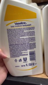 Sữa tắm Vaseline Total Moisture Body Wash 1000ml - - Cung cấp độ ẩm sâu cho da giúp da mềm mại và căng mịn  - Dưỡng ẩm da ngăn ngừa tình trạng da bị khô ráp  - Tạo cảm giác thoải mái thư giãn sau mỗi lần tắm