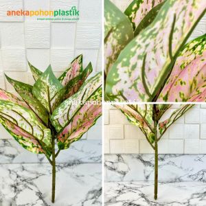 Daun Imitasi Daun Artificial Aglonema Lipstick Variasi Warna Hijau & Pink Latex Dekorasi Taman Dekorasi Ruang Tamu Aesthetic