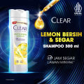 CLEAR Shampoo Anti Ketombe Lemon Bersih & Segar, Kesegaran Tahan Lama 48 Jam dan Lawan Minyak dengan 10x super vitamin - 300 ml. 