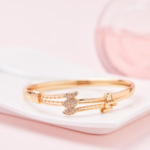 Y069 Hadiah Gelang Berlian Wanita Oval Design Bangle Untuk Gelang Titanium Wanita Anti Karat Lapis Emas