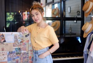 Pichchaploy Mini Crop ดีไซน์คอเหลี่ยม