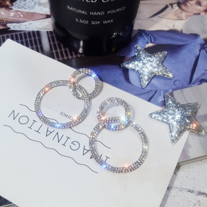 ต่างหูระย้ากลมแวววาวของหญิงสาวเครื่องประดับเจ้าสาวสำหรับงานแต่งงาน Anting Berlian Imitasi หรูหรามีรูสีทอง