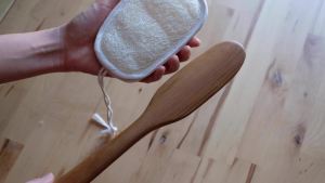 FAAY 17 Inch Natural Exfoliating Loofah Back Scrubber On a Stick with Luffa Sponge Pads Refills – Long Handle Loofa Body Bath & Shower Brush for Men & Women