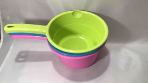 ขันน้ำ ขันน้ำพลาสติก มีด้ามจับ บรรจุน้ำได้ประมาณ1.4 ลิตร สีหวาน สวย อุปกรณ์ในครัว
