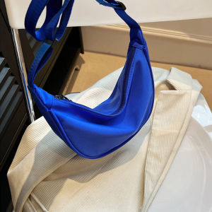 QJshop  มาใหม่ สวยมาก กระเป๋าคาดอกได้ คาดเอวก็ได้ ดีไซน์เรียบๆแต่ดูดี สีพื้นมีให้เลือกถึง 4 สี แต่ละสีคือ หยิบแมทช์ง่าย ใส่ได้กับทุกการแต่งตัว ลองเลยยย