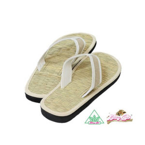 Dép chiếu xỏ ngón Hương Quế DCQ-12 có lớp đế cao su xốp tiếp đất và lớp chiếu mềm tự nhiên tiếp xúc trực tiếp với da bàn chân