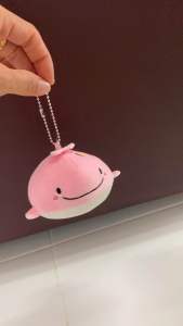 พวงกุญแจตุ๊กตาปลานุ่มนิ่มสีชมพู ราคาเพียง 59 บาท เท่านั้น
