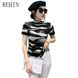 REHIN เสื้อยืดแขนสั้นพิมพ์ลายทางแฟชั่นแบบใหม่ในฤดูใบไม้ร่วงครึ่งคอปกสูงเสื้อผู้หญิงอเนกประสงค์กระชับสัดส่วน