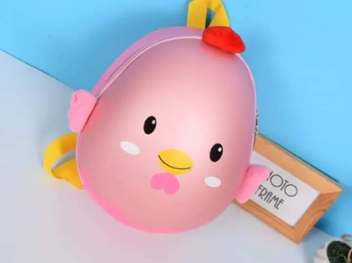 Balo%20h%C3%ACnh%20g%C3%A0%20con%20si%C3%AAu%20nh%E1%BA%B9%20%20v%C3%A0%20d%E1%BB%85%20th%C6%B0%C6%A1ng%20cho%20b%C3%A9%20%C4%91i%20h%E1%BB%8Dc%20m%E1%BA%ABu%20gi%C3%A1o%20-%20Image%201