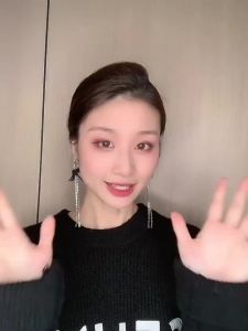 bb霜遮瑕遮斑隐形毛孔持久不脱妆粉底液油皮干皮提亮隔离素颜霜女Bb cream concealer conceals spots conceals pores keeps makeup on for a long time liquid foundation oil skin dry skin brightens the skin isolates the skin and beautifies the skin