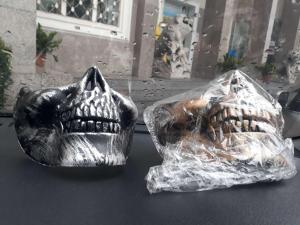 หน้ากากหัวกะโหลกครึ่งหน้า