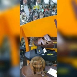 WALKER รุ่น WB733 รองเท้าวอคเกอร์ สีดำ กับ สีดำ ให้ได้ดีกับน้ำตาล