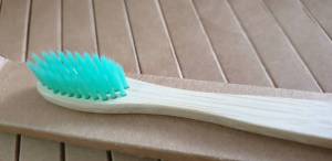 Bamboo Charcoal Toothbrush แปรงสีฟ้าด้ามไม้ไผ่ ชุดแพ็ค 4 ชิ้น Set 4 pcs