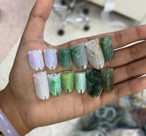 จี้แกะสลักจั๊กจั่นหยกเจไดต์ ส่งเสริมการฟื้นฟูและการเริ่มต้นใหม่