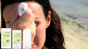 Centella Moisturizing Defense Stick Summer Outdoor Must 2-in-1 Sunscreen + Primer UV Protection Deep Hydration Brightening Refreshing Non-Greasy Sensitive Skin Safe Portable Twist-Up Design Makeup Base