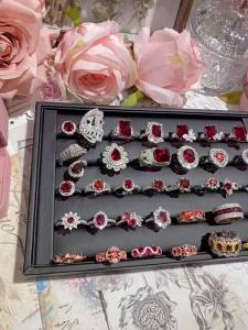 แหวนทับทิมเลียนแบบสีหรูหราสำหรับผู้หญิง แหวนคอรันดัมสีแดงสำหรับผู้หญิงในยุคกลาง