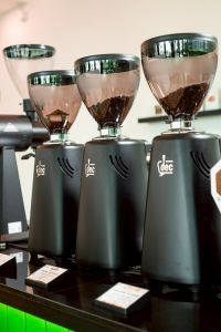 เครื่องบดกาแฟ DEC 680 Grind by Weight เครื่องบดที่ชั่งน้ำหนักได้แม่นยำทุกช็อต มีสีขาว - ดำ