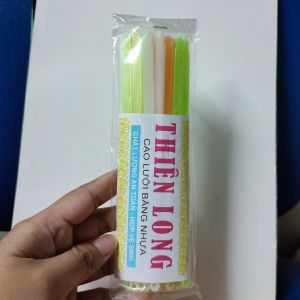 Một bịch que cạo lưỡi nhựa hiệu Thiên Long