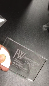 ไฟป้ายชื่อโคมไฟ LED ขนาดกระเป๋าพร้อมเอฟเฟกต์สีรุ้งสำหรับนักธุรกิจที่มีชื่อโปร่งใส